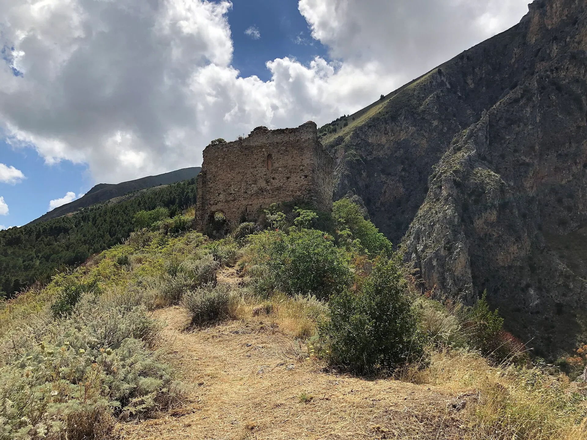 I resti del castello di Isnello sullo sperone di roccia sopra la gola
