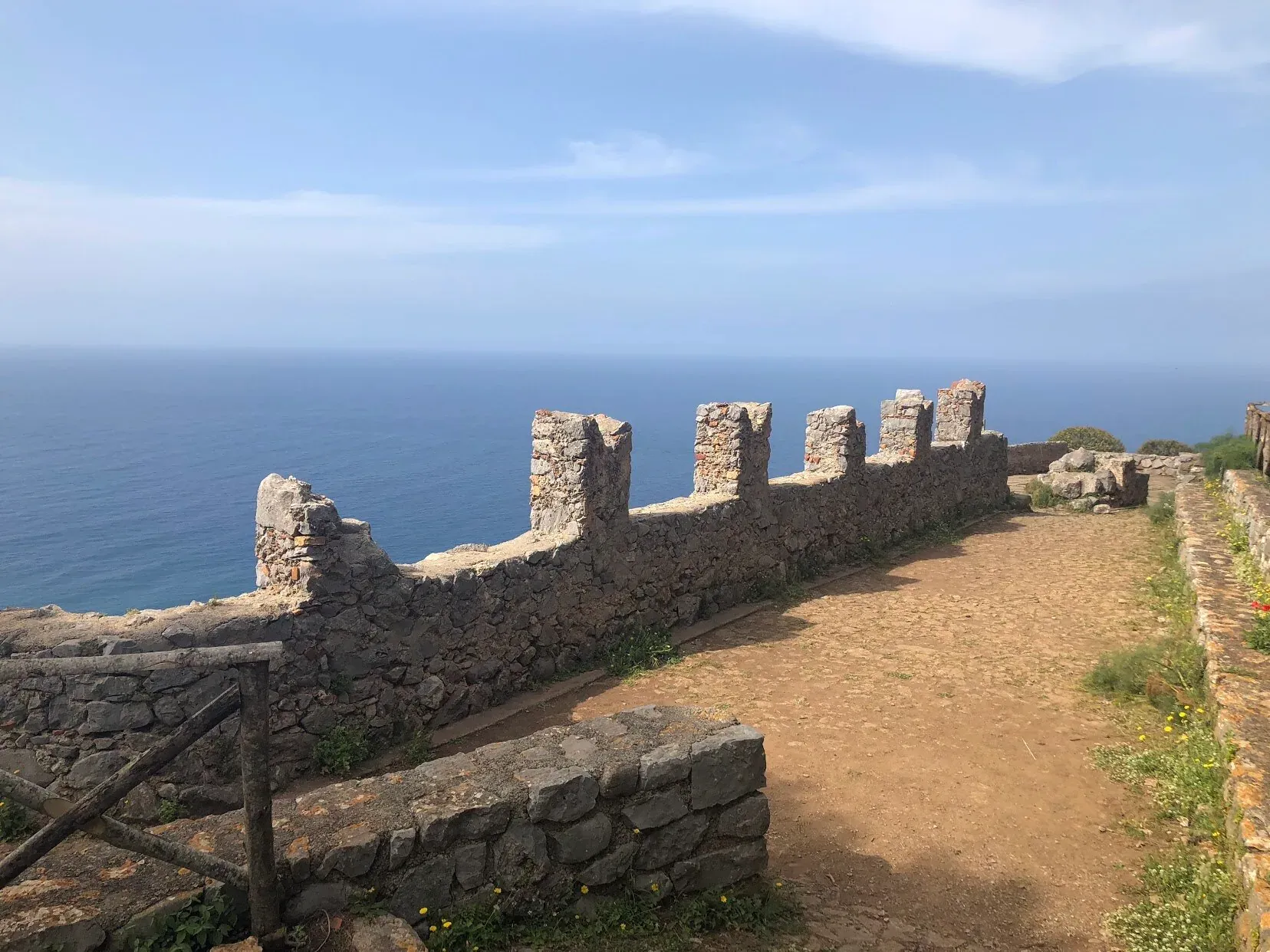 Le mura merlate in cima alla Rocca di Cefalù, sopra il mare