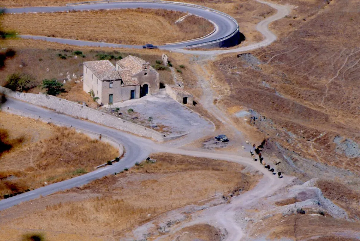 L’eremo di San Gandolfo vicino a Polizzi Generosa, visto dall’alto tra i tornanti e i campi