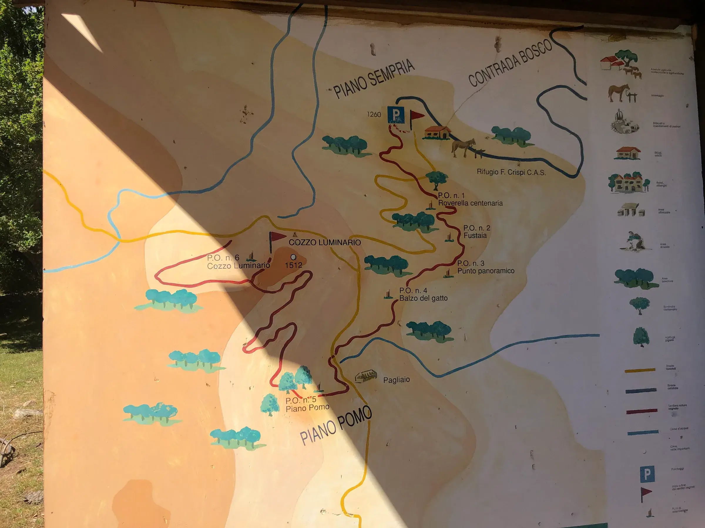 Il pannello con la mappa dei sentieri di Cozzo Luminario, Piano Sempria e Piano Pomo, nel Parco delle Madonie