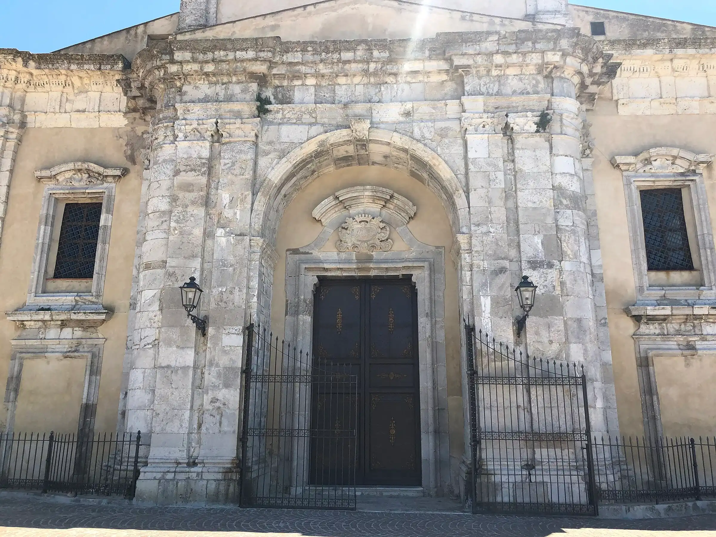 La facciata in pietra della chiesa Madre di Maria Santissima Assunta a Petralia Sottana