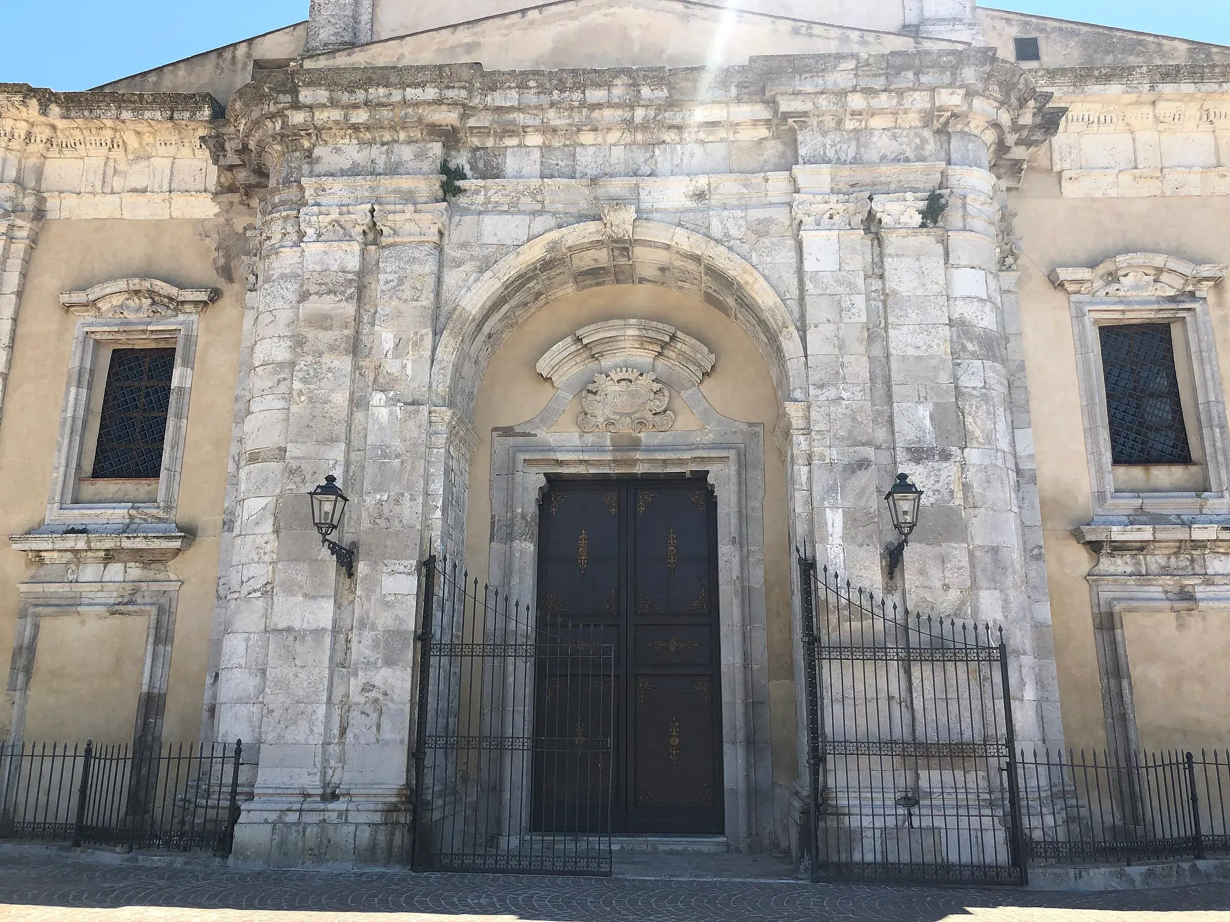 La facciata in pietra della chiesa Madre di Maria Santissima Assunta a Petralia Sottana