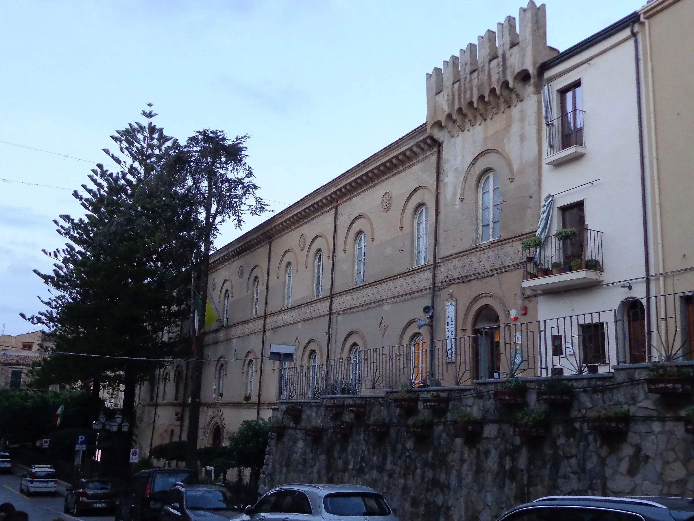 Il palazzo municipale di Collesano, con la torre merlata e gli alberi davanti
