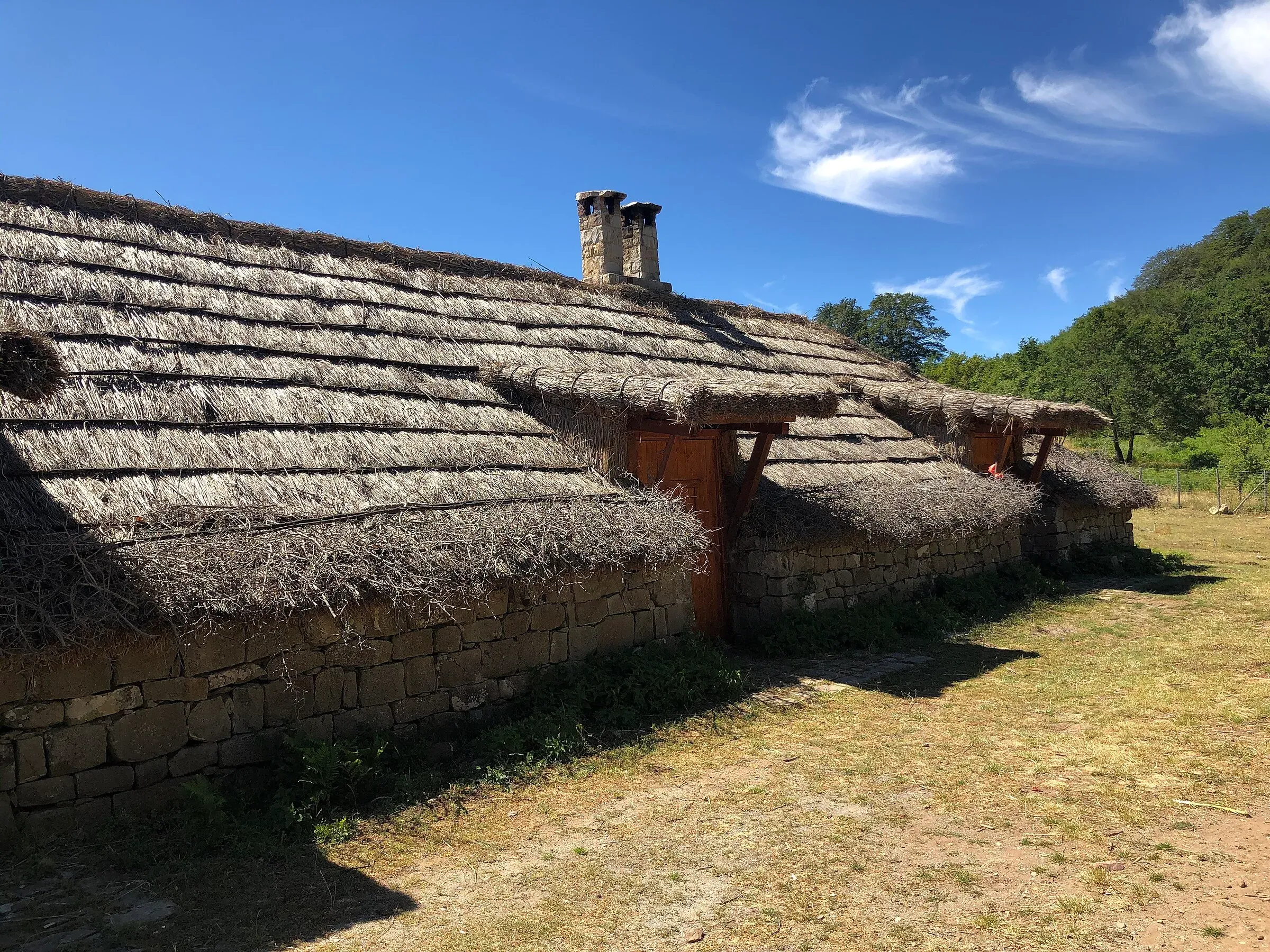 Un pagliaio con il tetto di paglia a Piano Pomo, al margine del bosco