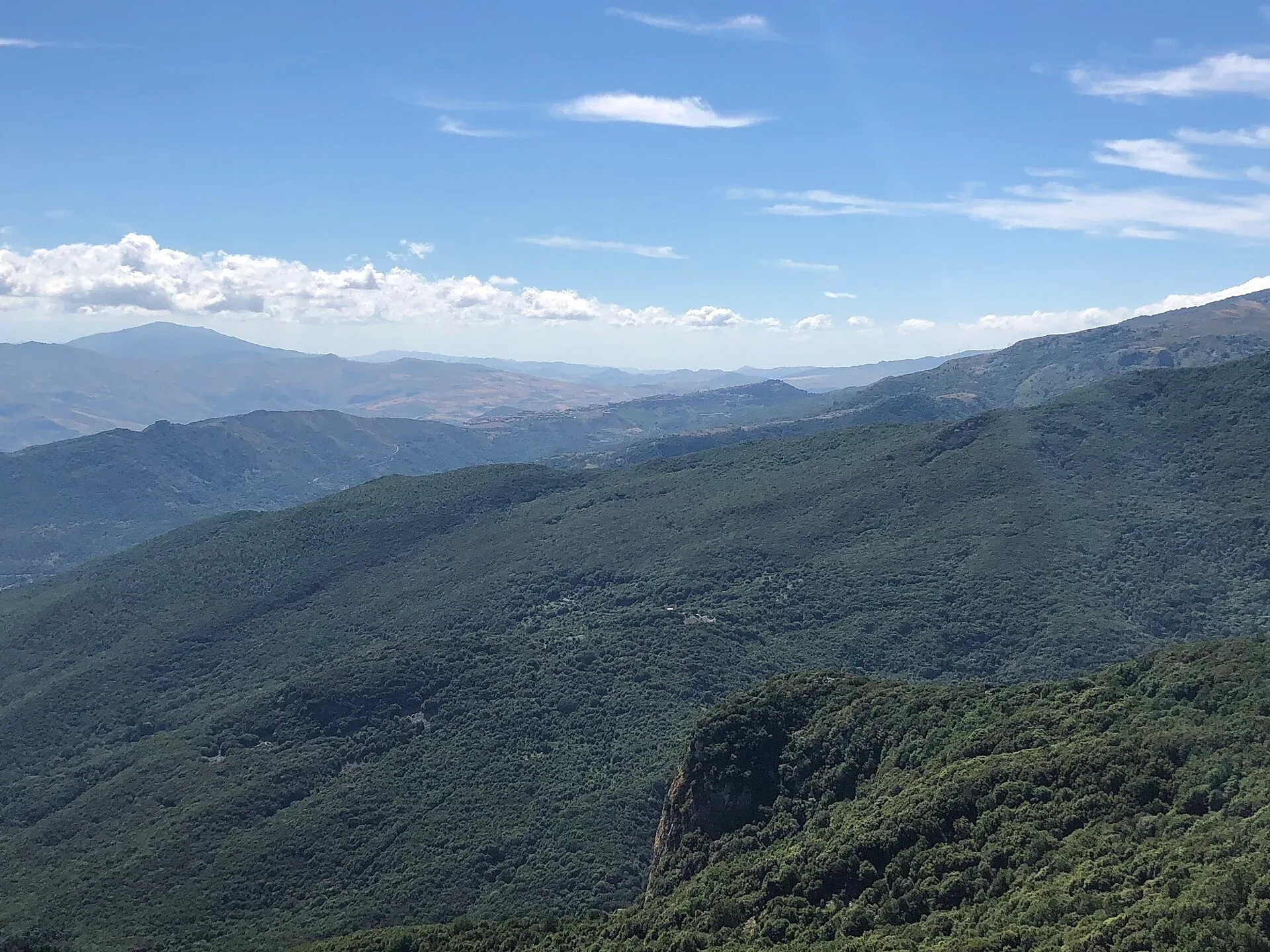 Vista dall'alto su valli coperte di boschi e colline lontane delle Madonie, sopra Geraci Siculo