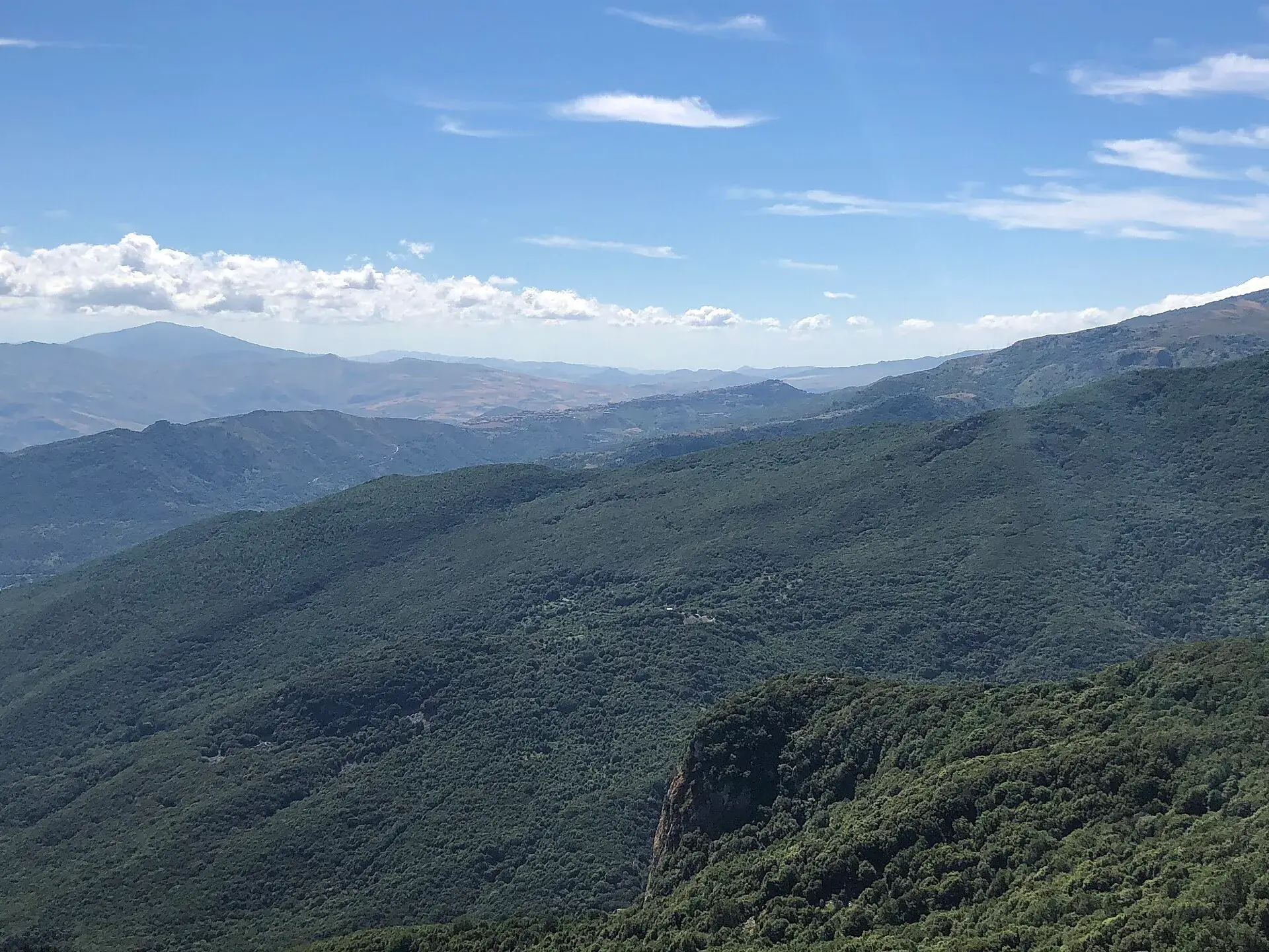 Vista dall'alto su valli coperte di boschi e colline lontane delle Madonie, sopra Geraci Siculo