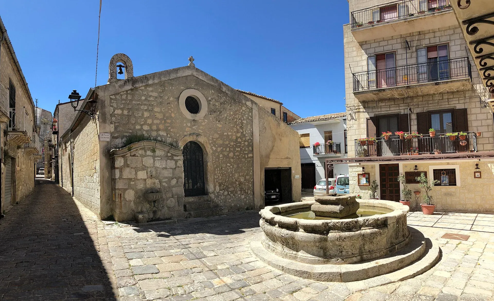Piazza San Michele a Petralia Soprana, con la chiesetta in pietra e la fontana