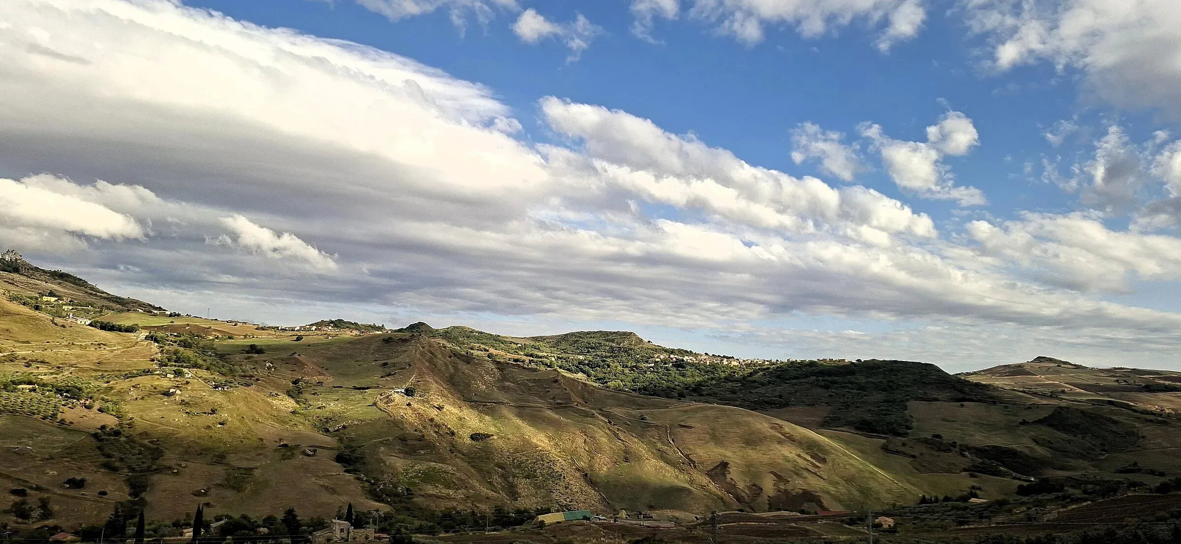 Colline e campi intorno a Petralia Soprana sotto un cielo pieno di nuvole