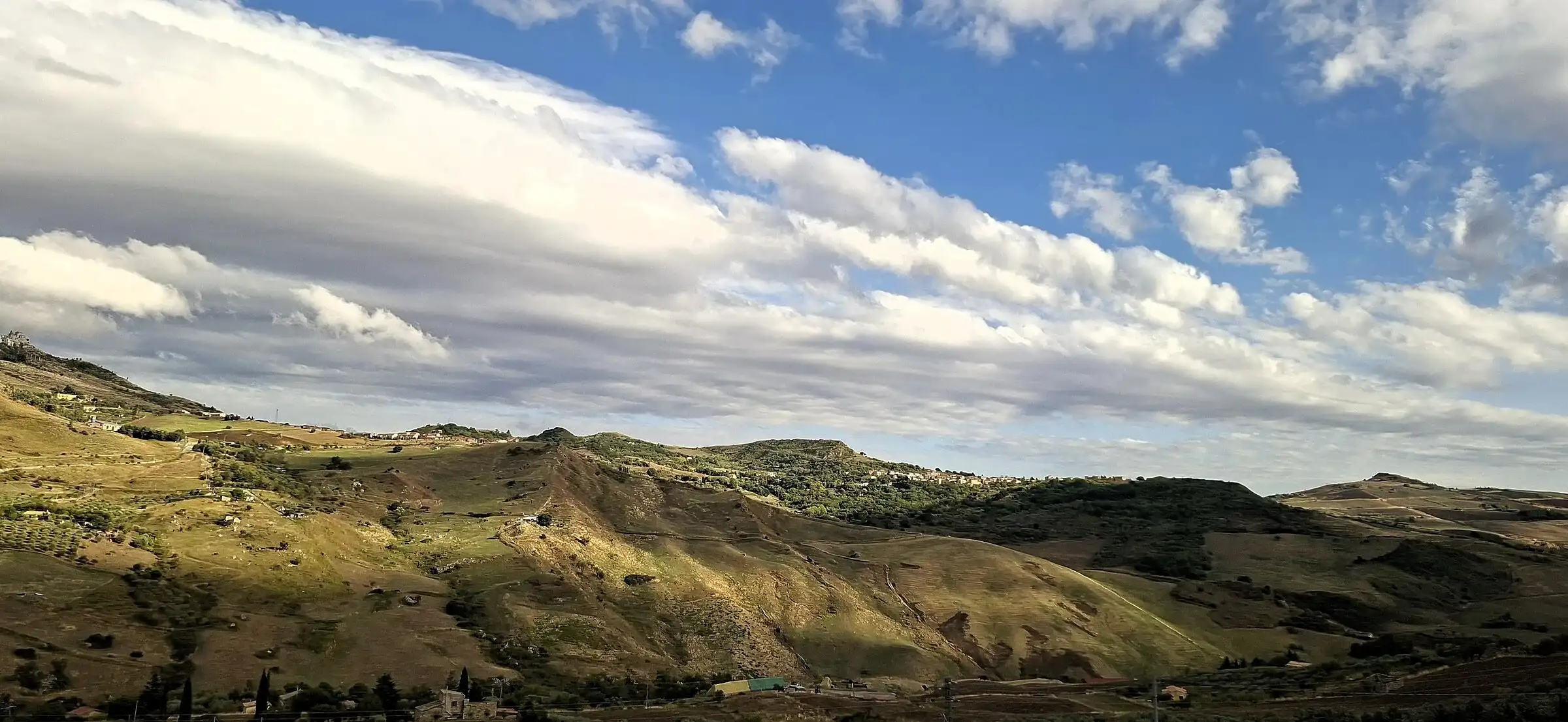 Colline e campi intorno a Petralia Soprana sotto un cielo pieno di nuvole