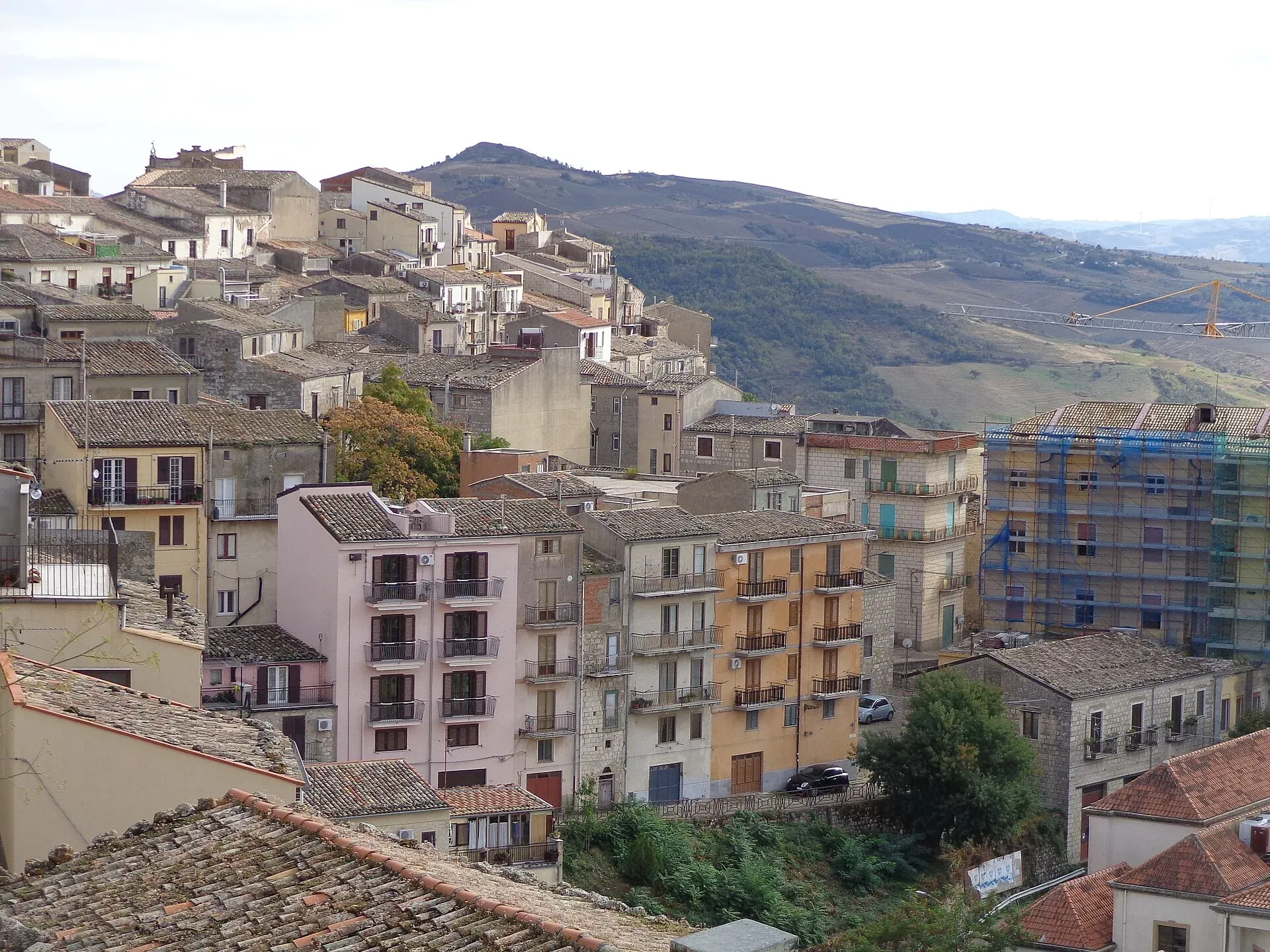 Le case di Petralia Sottana sul pendio, con le colline delle Madonie dietro