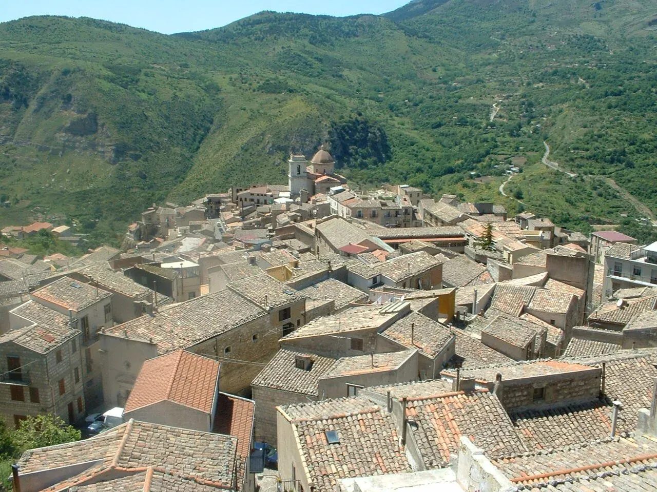 I tetti di Petralia Sottana e la chiesa Madre, sotto i pendii verdi delle Madonie