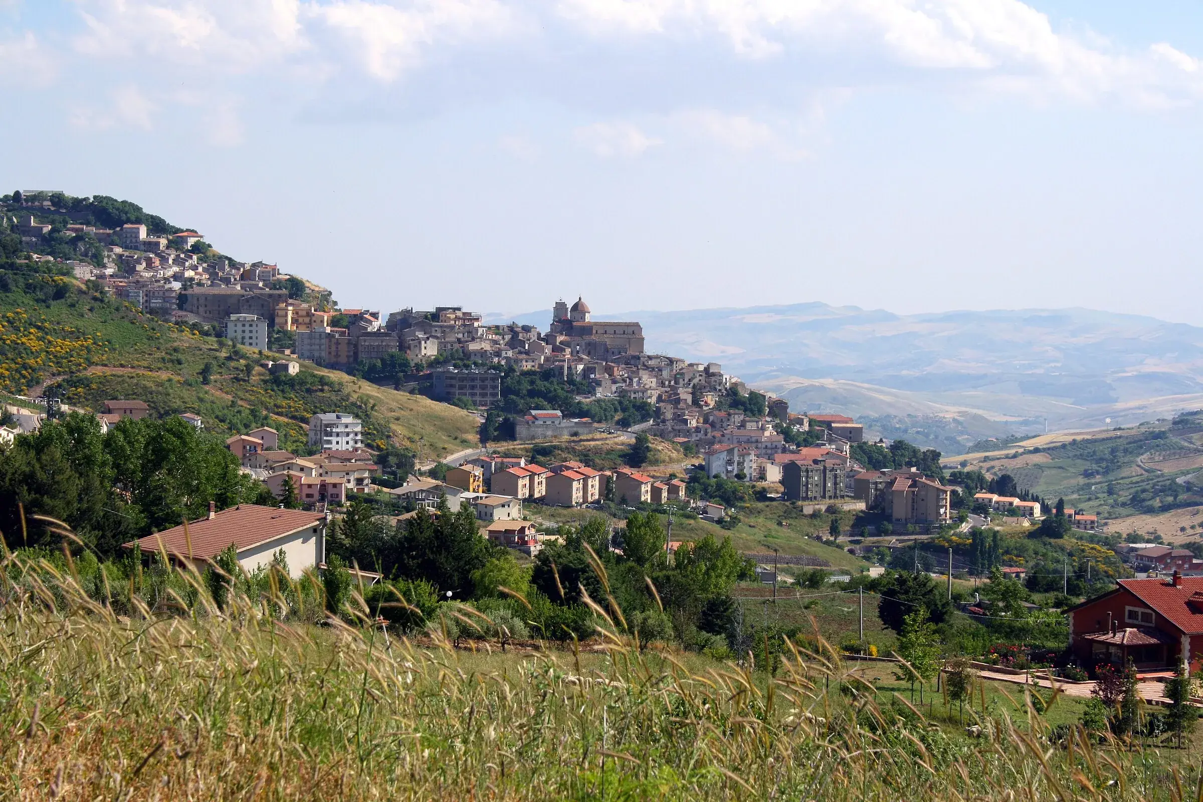 Petralia Sottana sul suo crinale vista dalla campagna, con le colline delle Madonie verso sud