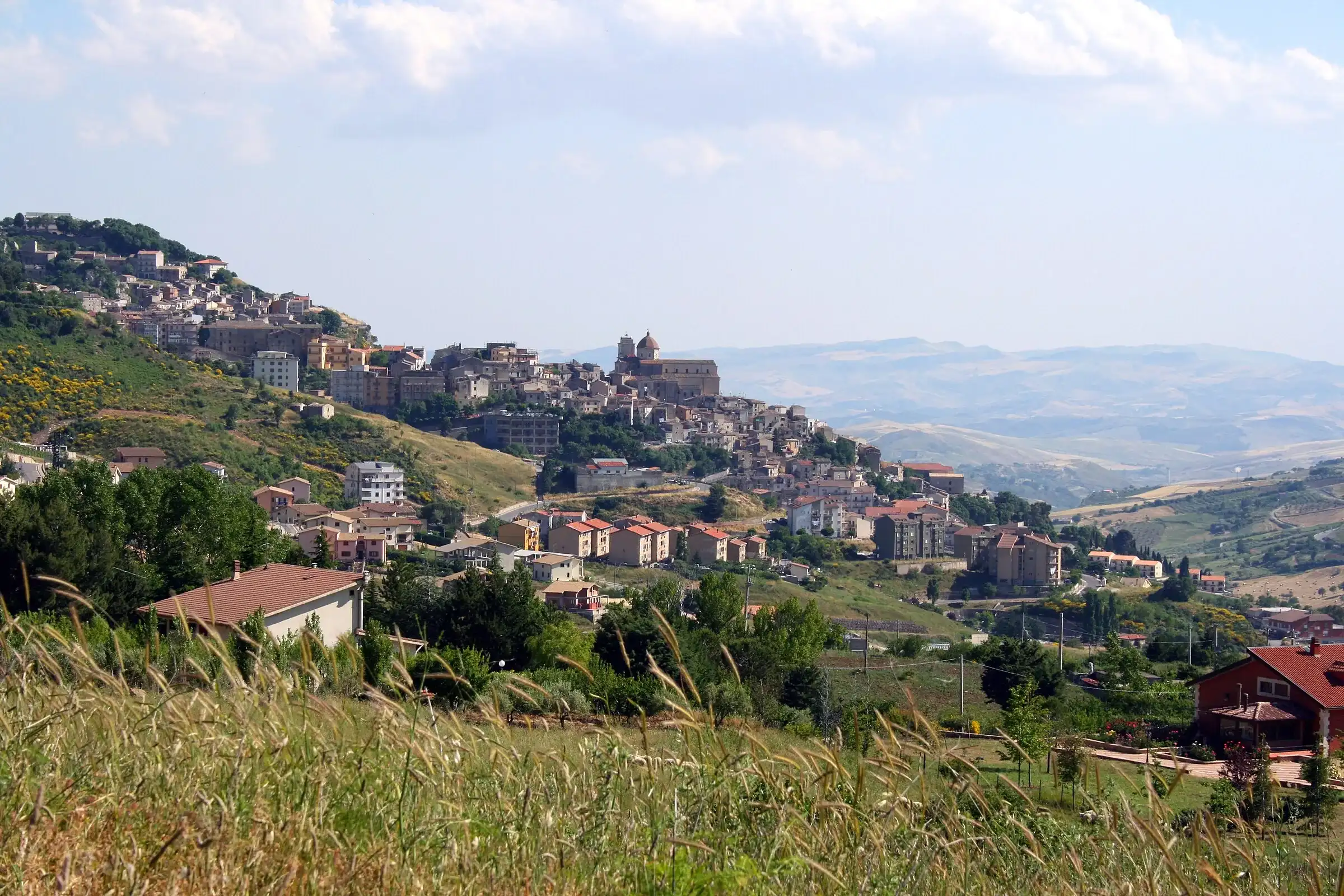 Petralia Sottana sul suo crinale vista dalla campagna, con le colline delle Madonie verso sud