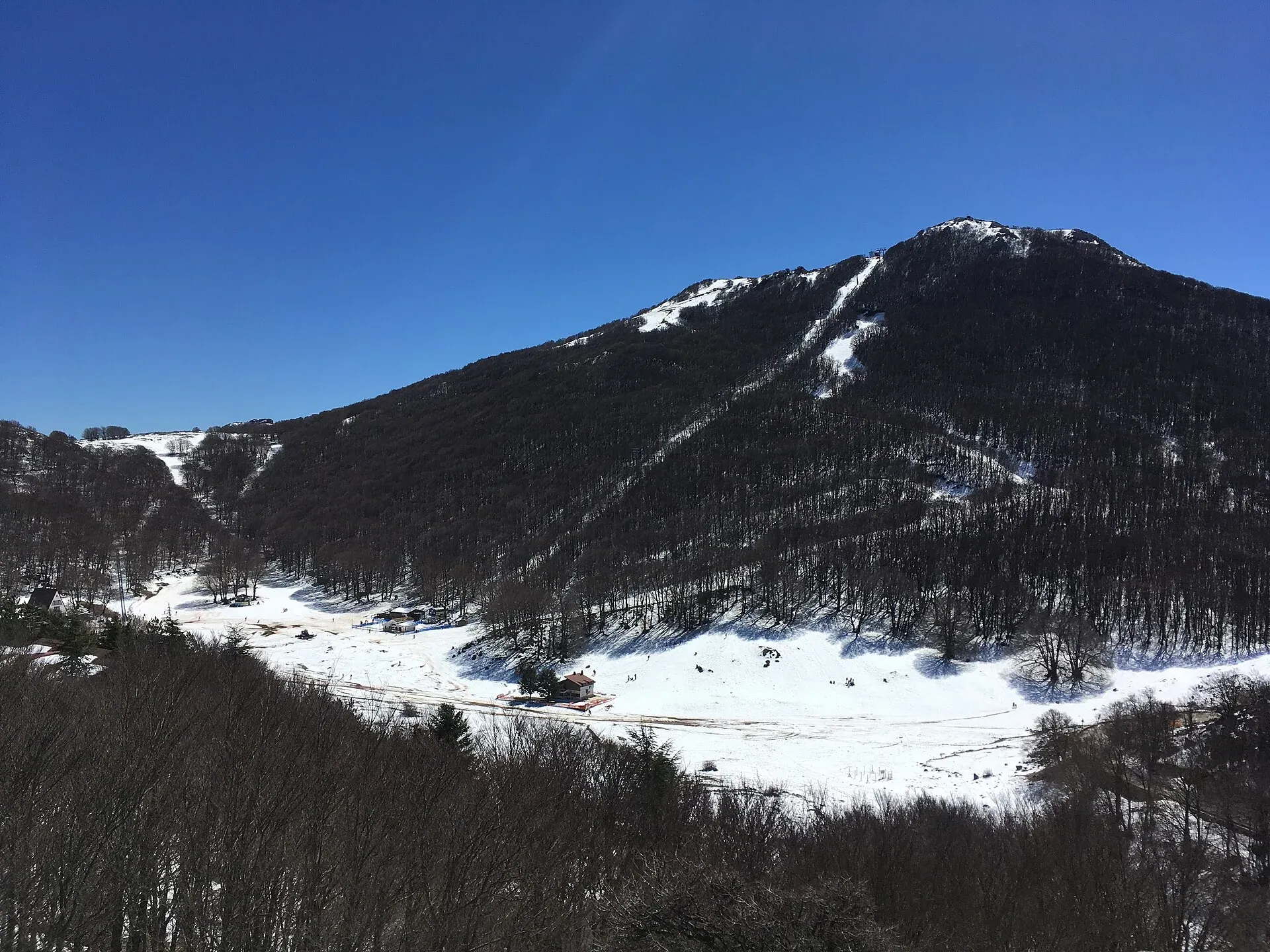 Piano Battaglia con la neve e il Monte Mufara coperto di faggi spogli