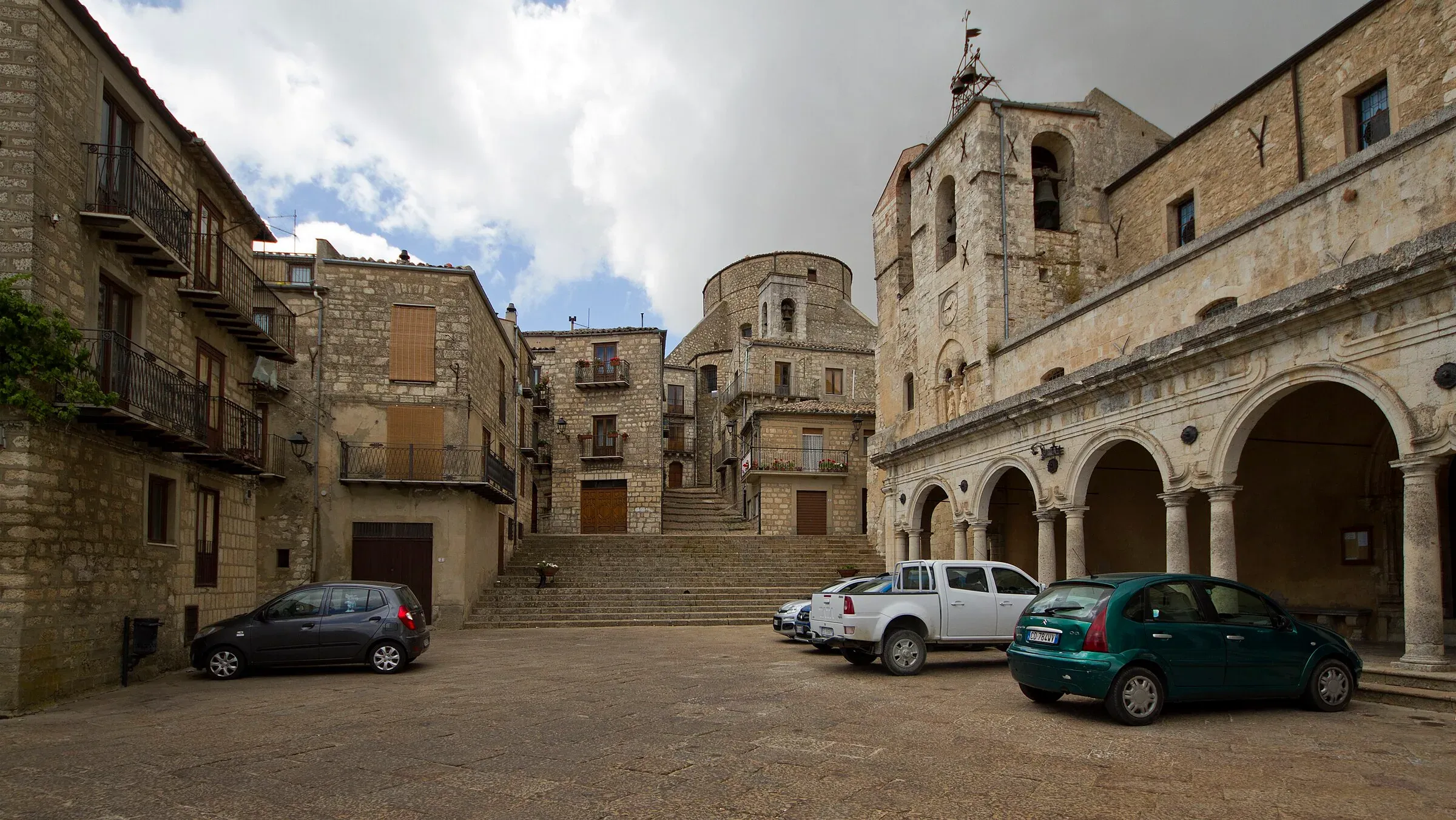 Piazza Duomo a Petralia Soprana, con il portico della chiesa Madre e la scalinata tra le case in pietra