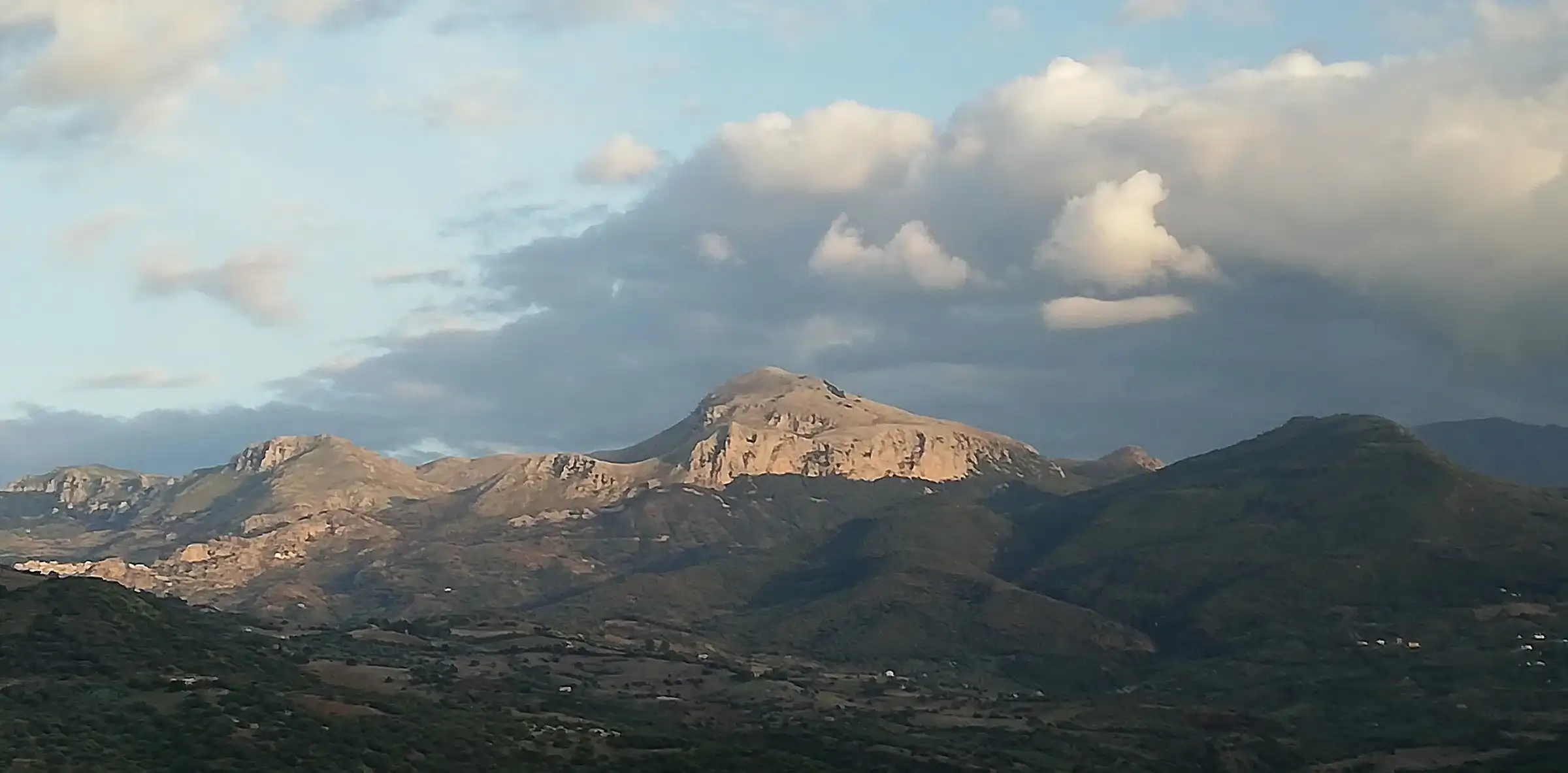 Il gruppo di Pizzo Dipilo visto dalla strada provinciale vicino a Collesano, con le cime nella luce del tramonto