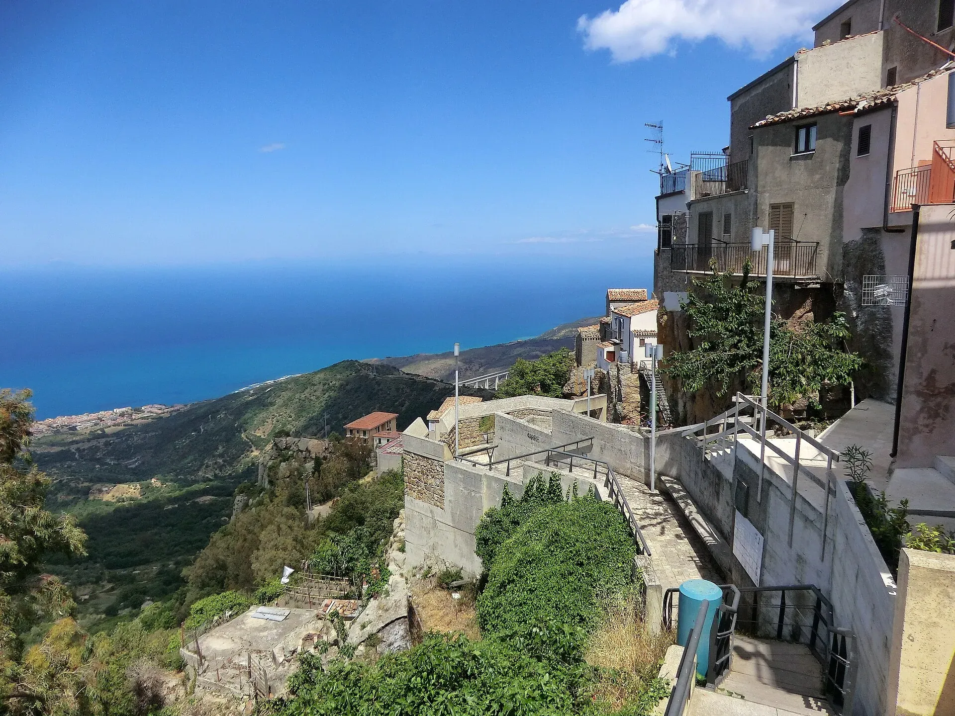 Un vicolo di Pollina affacciato sul mare e sulla costa tirrenica