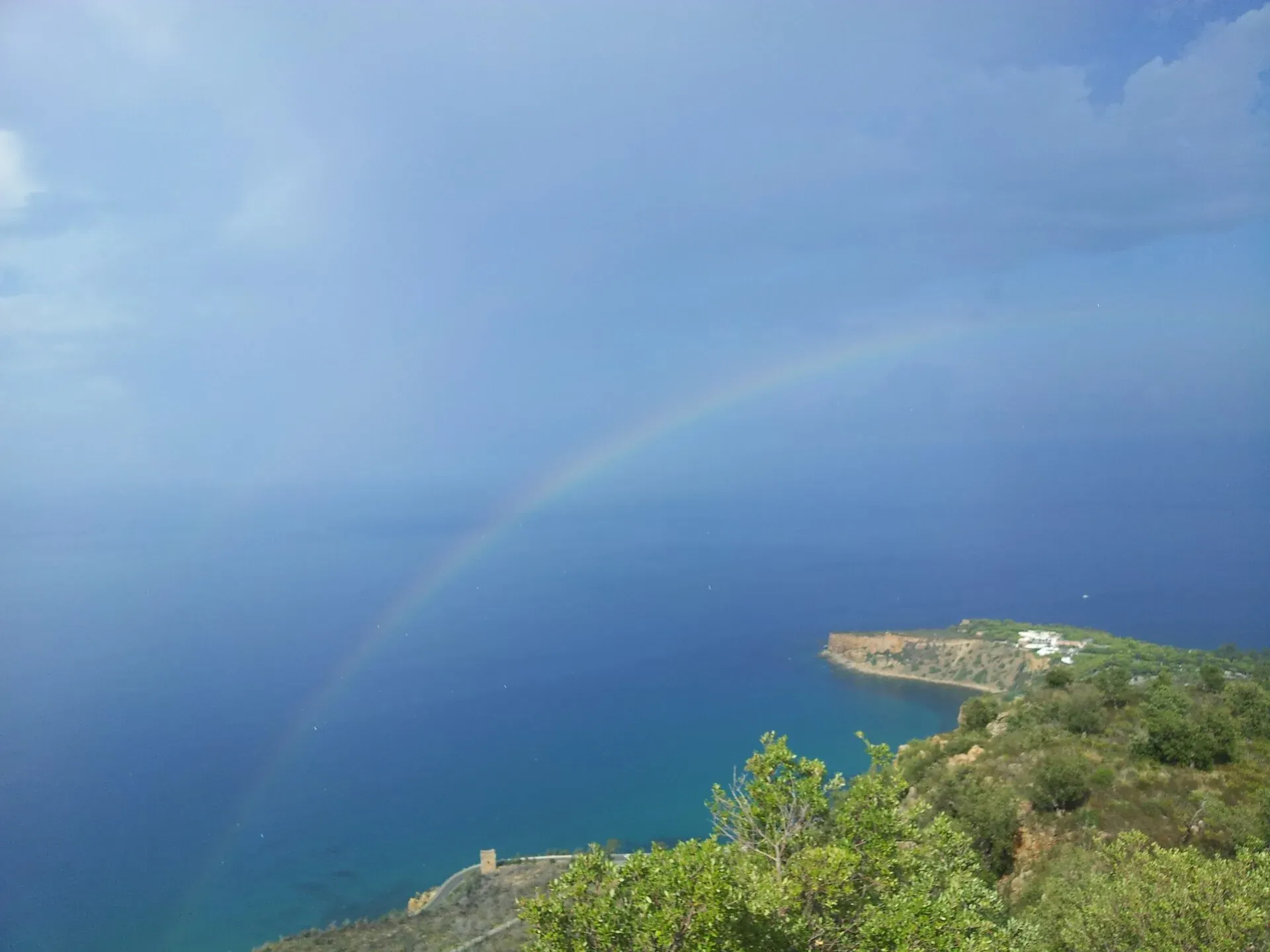 Arcobaleno sul mare visto dall’alto di Pollina, con il promontorio sotto