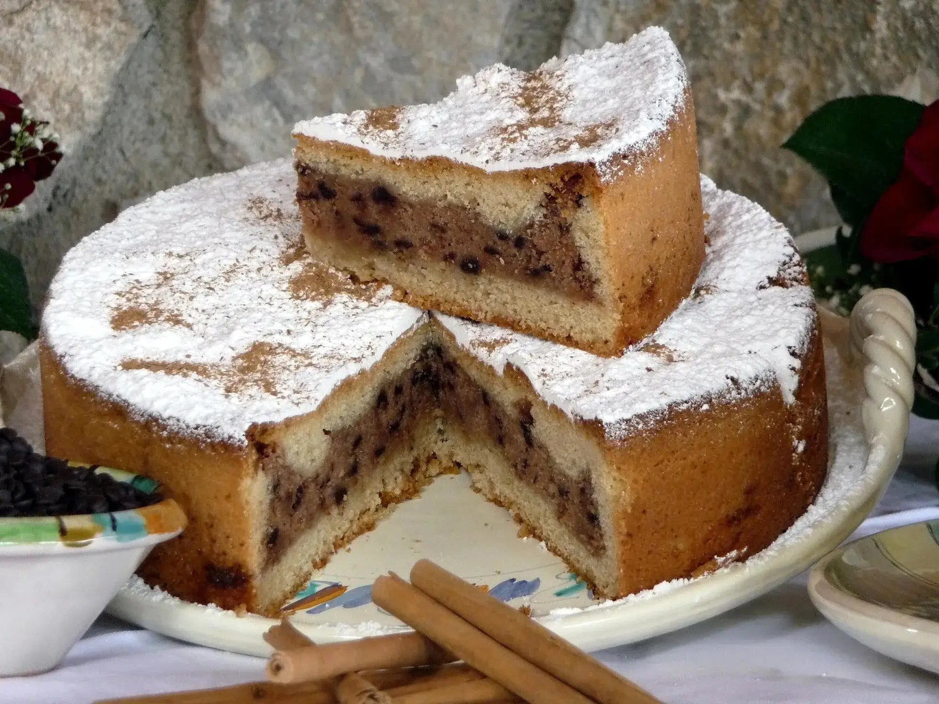 Uno sfoglio di Polizzi Generosa tagliato, con il ripieno di tuma, cioccolato e cannella e lo zucchero a velo sopra