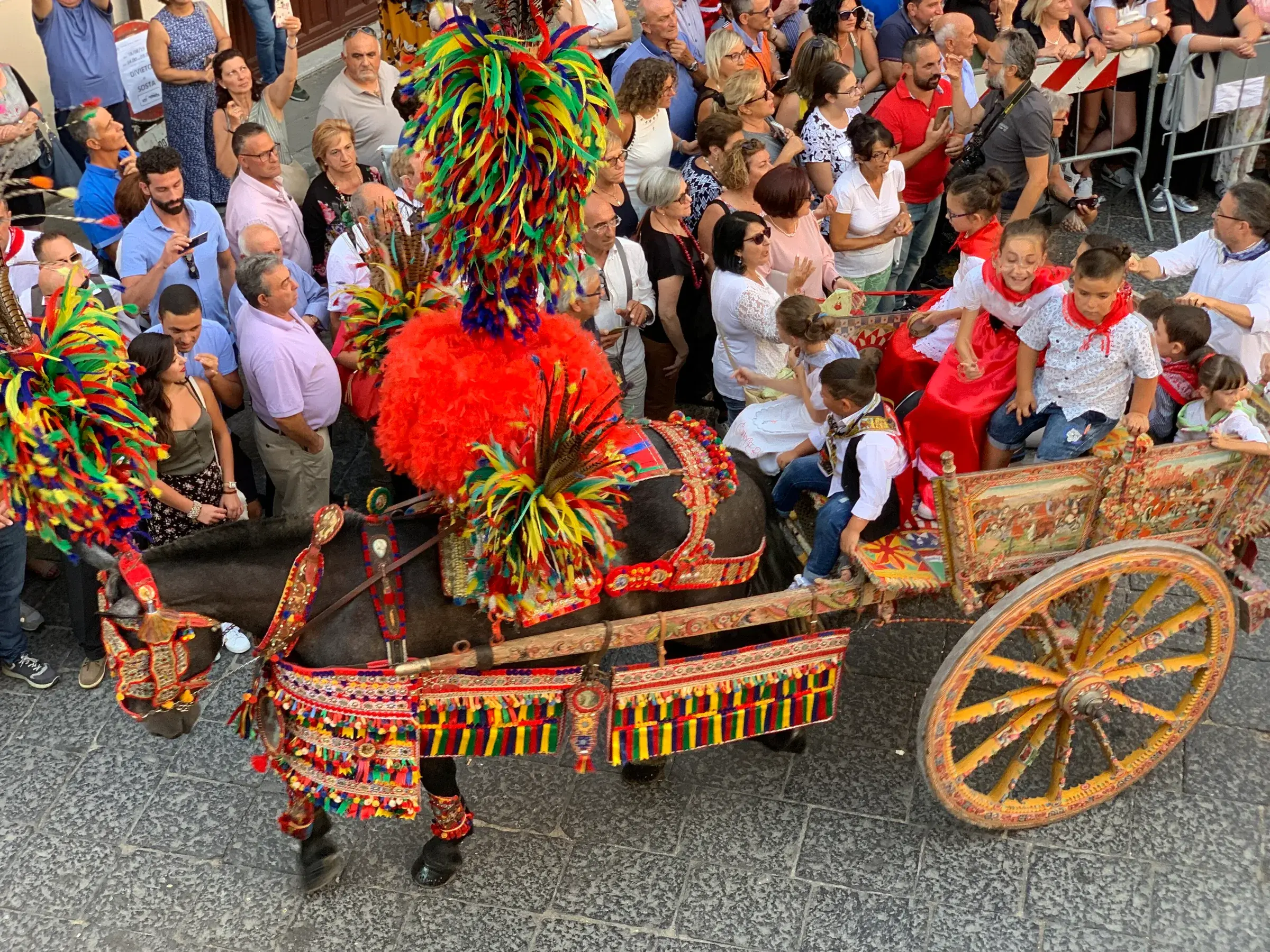 Carretto siciliano dipinto trainato da un cavallo con pennacchi colorati, alla Sagra delle Nocciole di Polizzi Generosa
