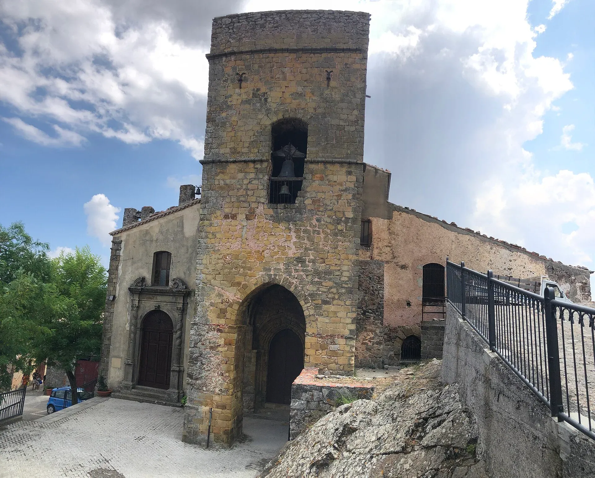 La chiesa di San Giorgio a San Mauro Castelverde, con la torre campanaria in pietra