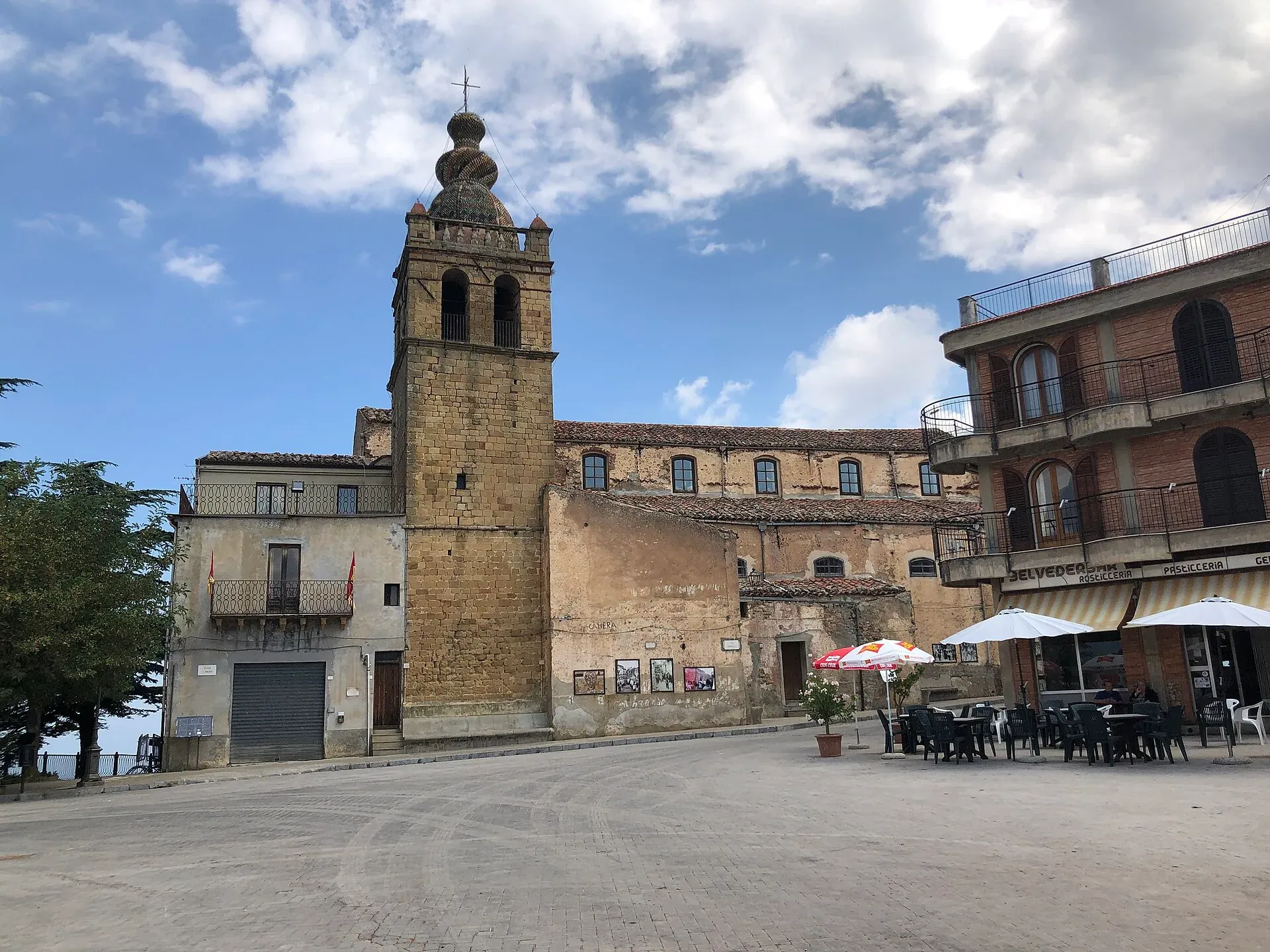 La piazza di San Mauro Castelverde con il campanile della chiesa di San Mauro Abate