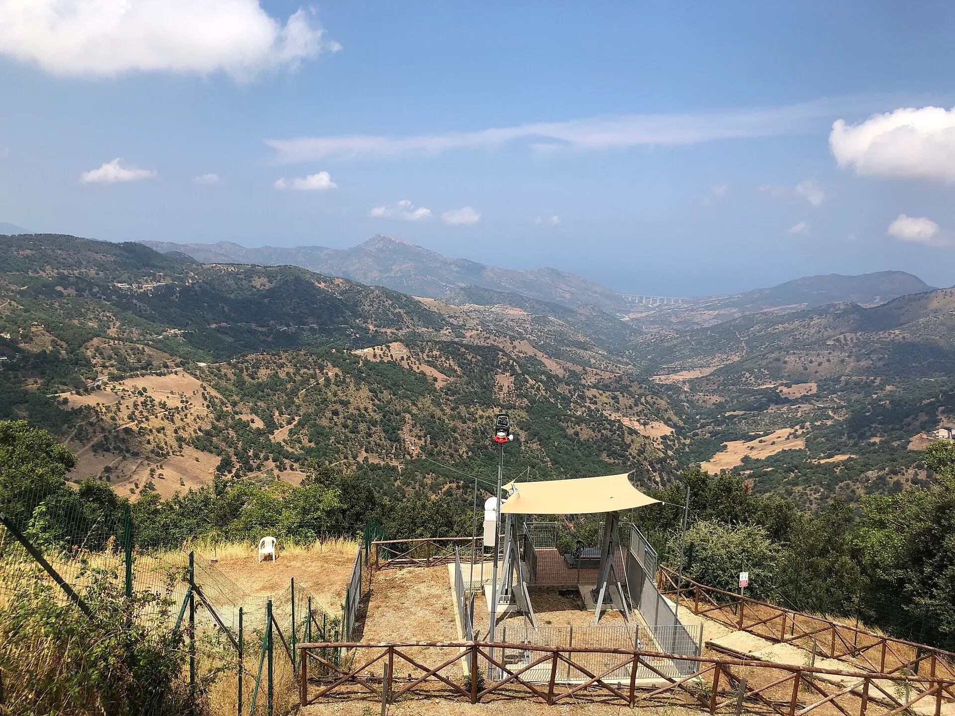 Le valli e le montagne intorno a San Mauro Castelverde, viste dalla partenza della zipline