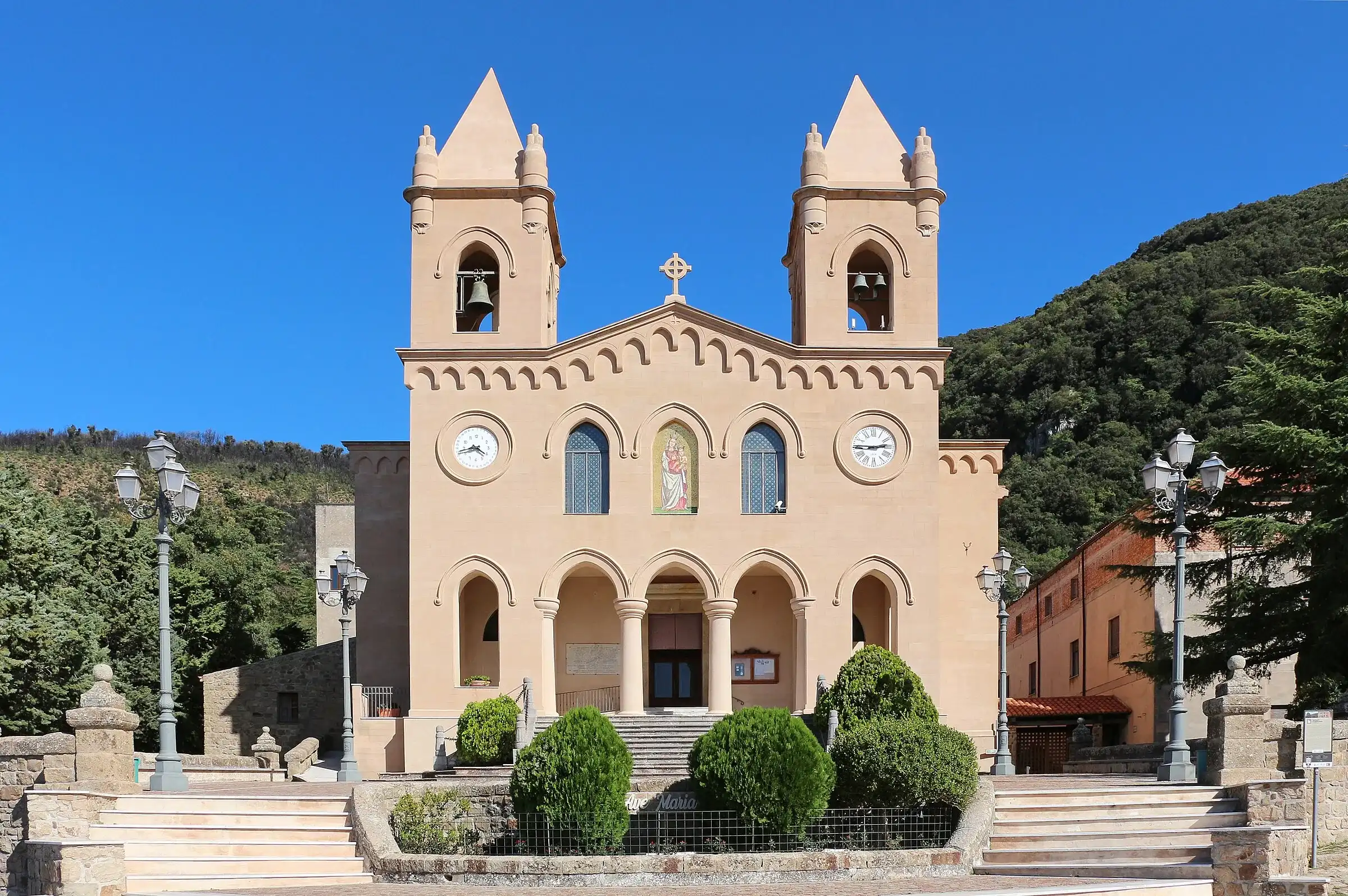 Il santuario di Gibilmanna con le due torri campanarie e la scalinata, tra i boschi sopra Cefalù