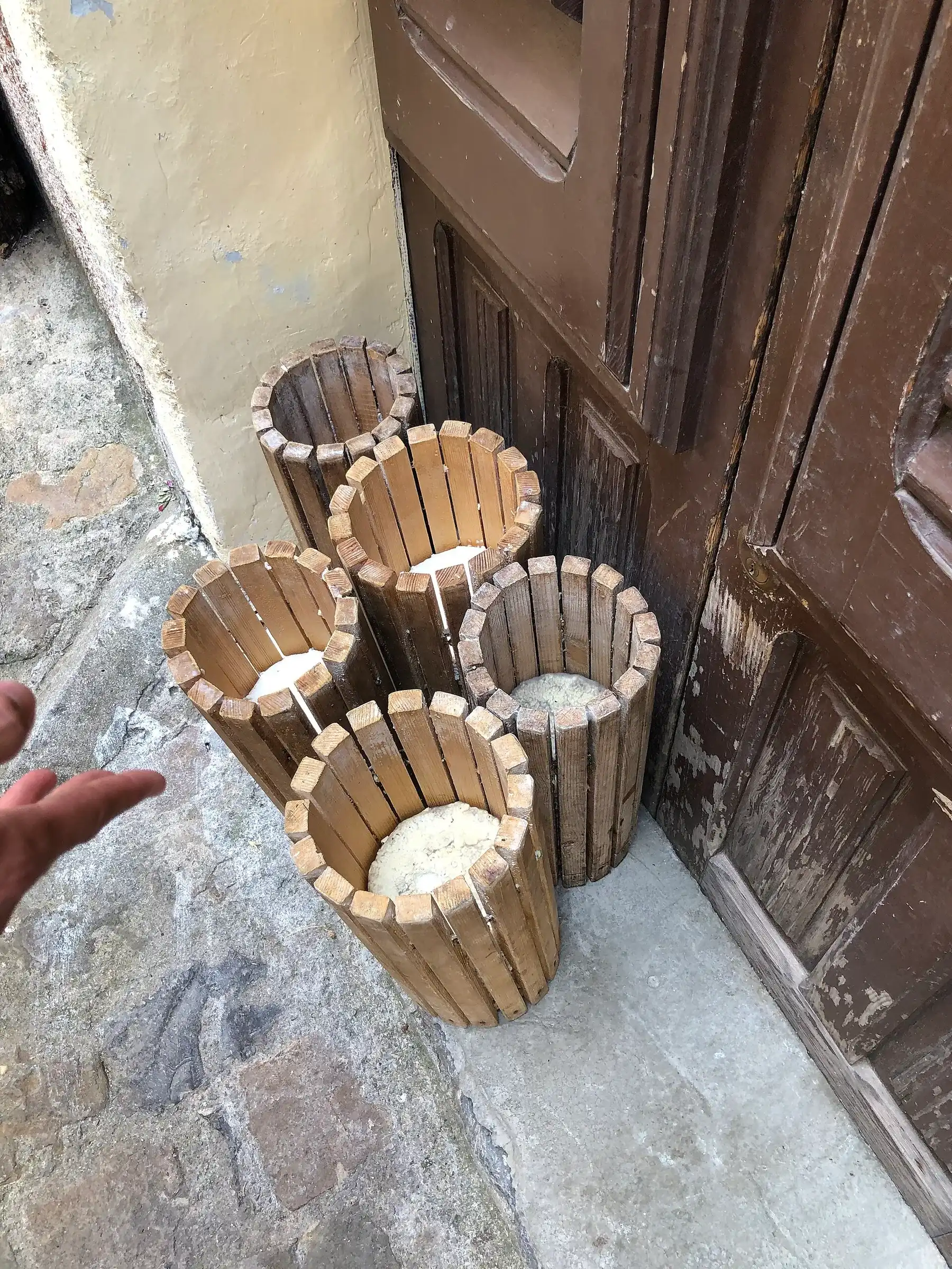 Ricotta fresca nelle fascelle di legno, appoggiate sulla soglia di una casa di Isnello