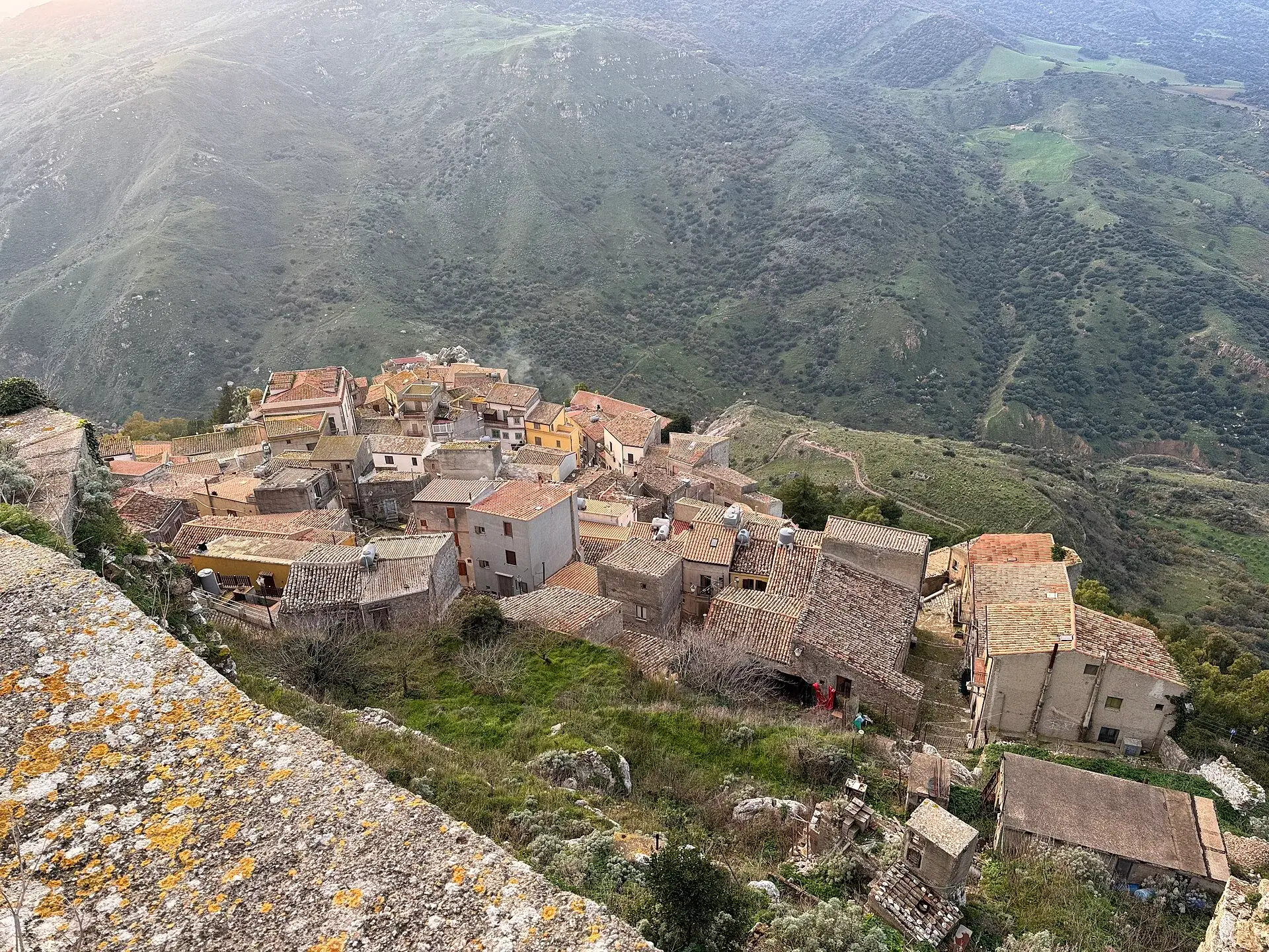 Le case di Sclafani Bagni viste dall’alto della rocca, con la valle verde sotto