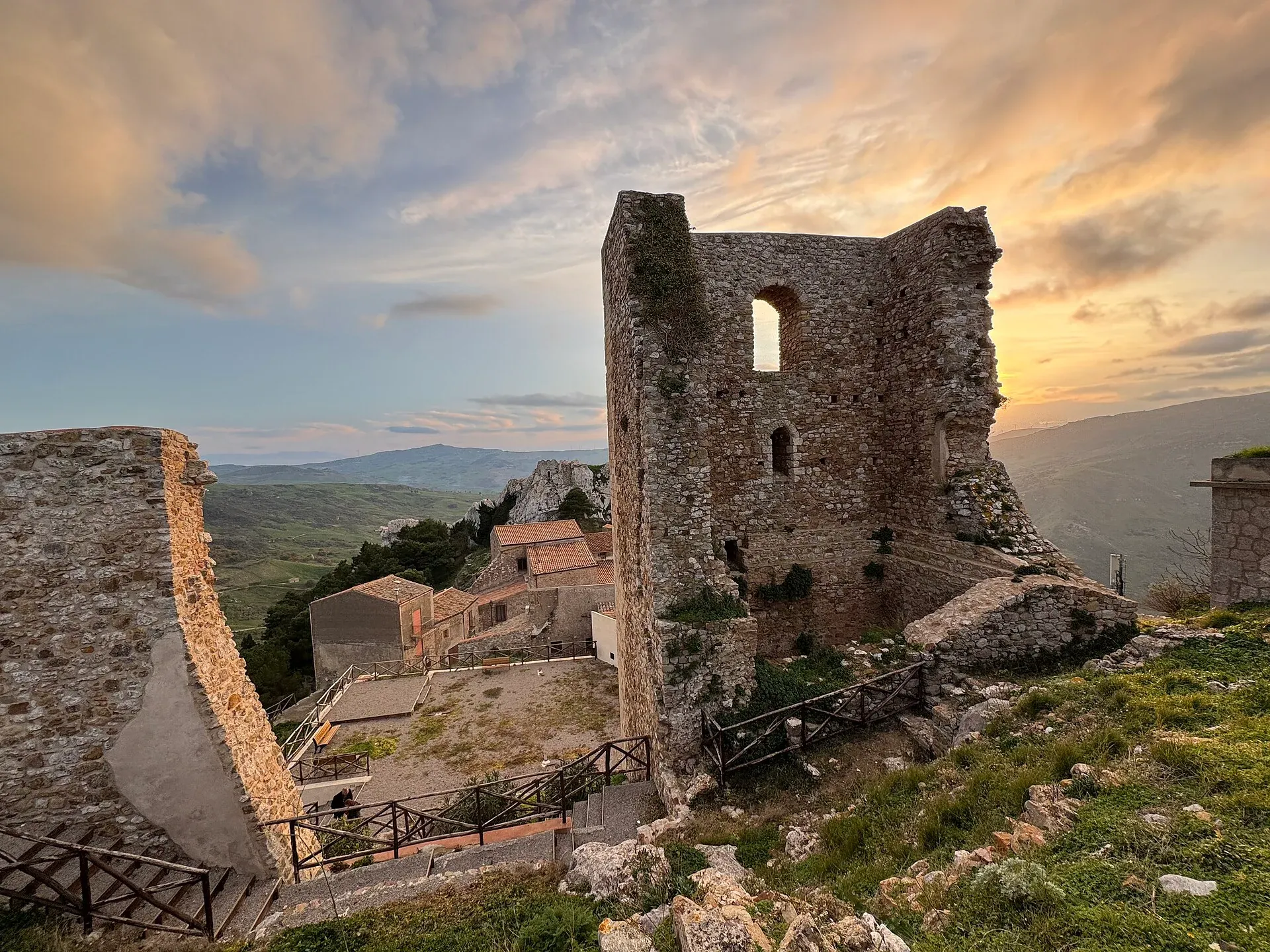 La torre del castello di Sclafani Bagni al tramonto, sopra i tetti del paese