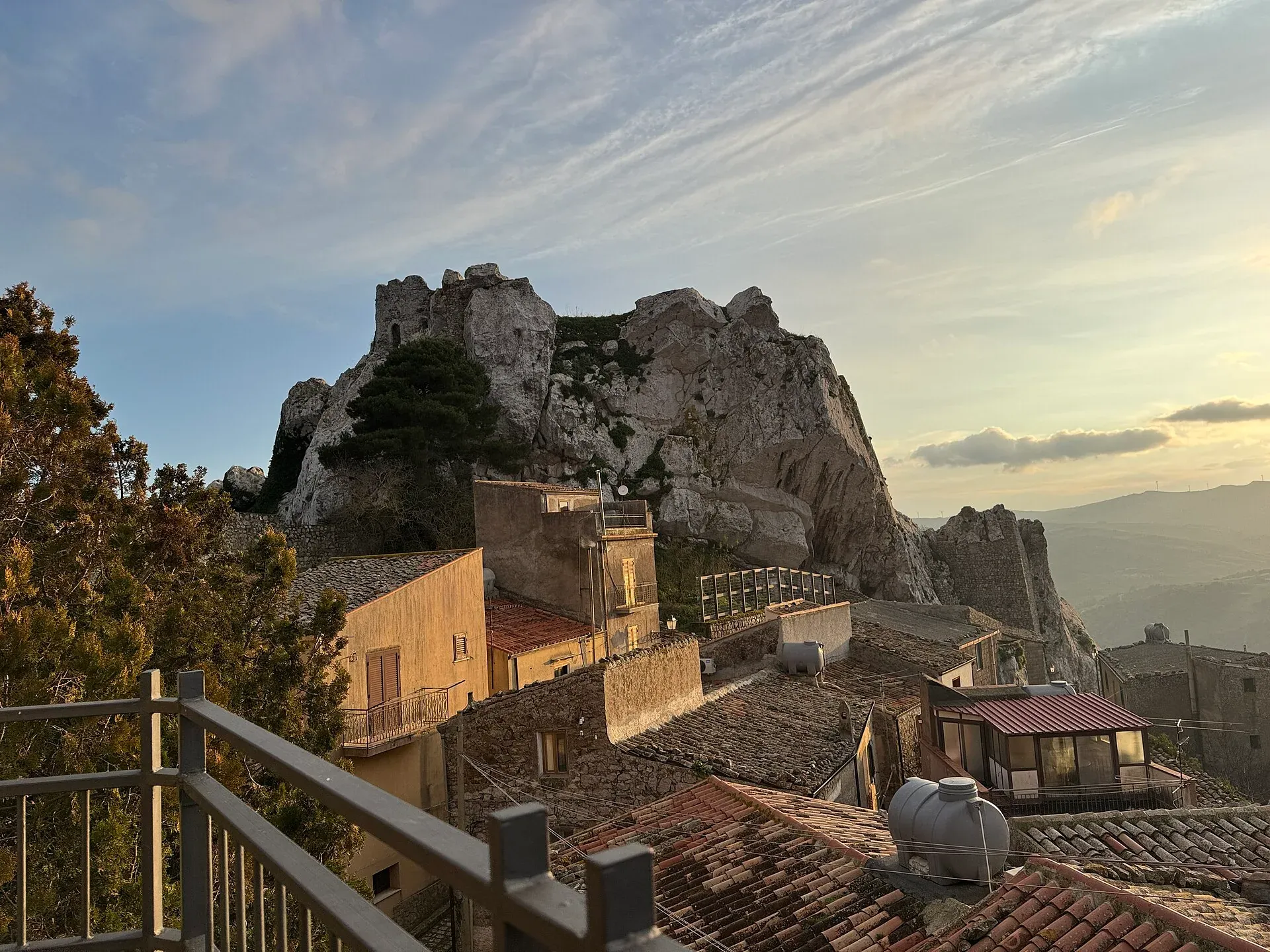 La rocca meridionale di Sclafani Bagni sopra le case, nella luce della sera