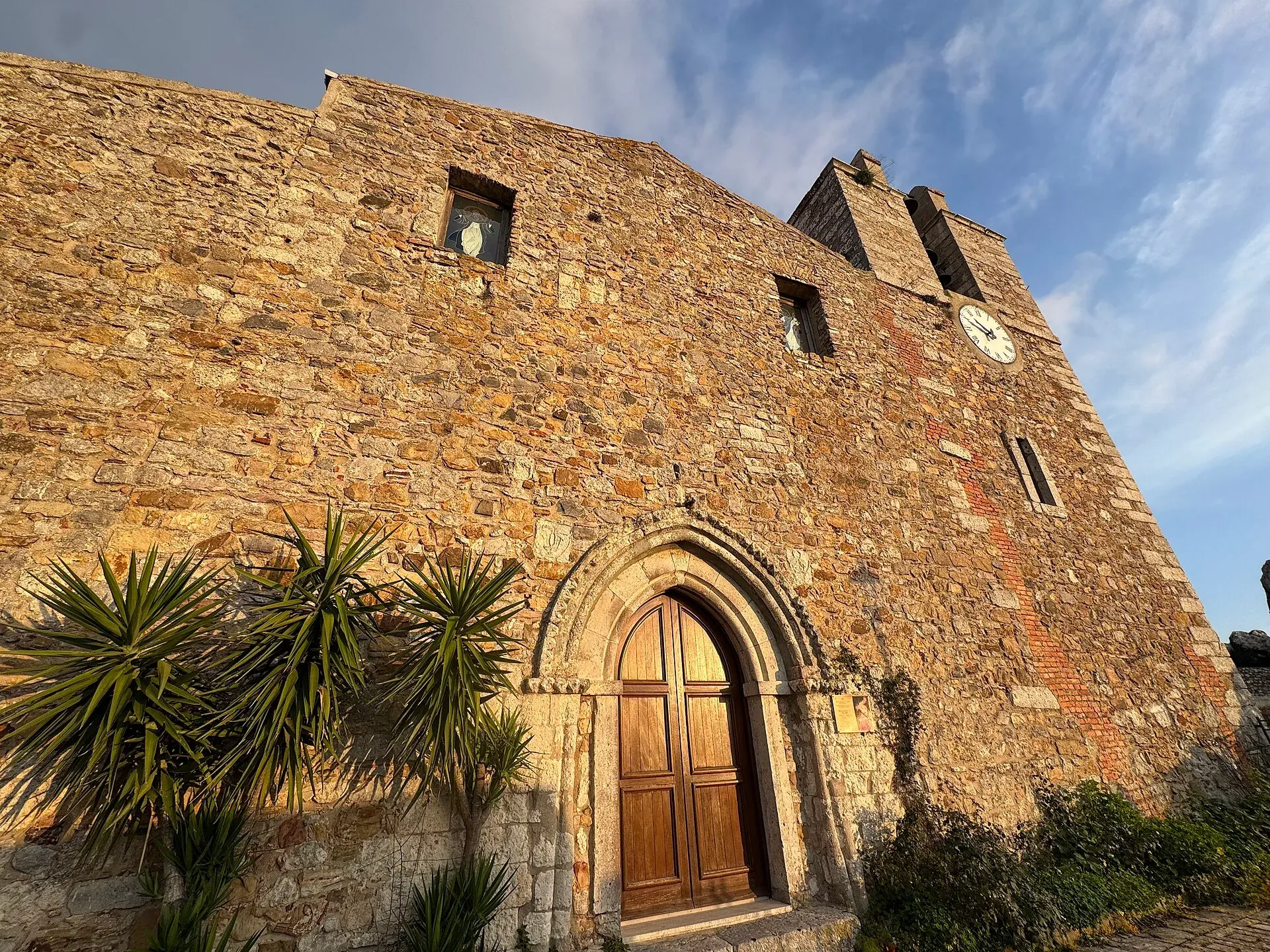 La facciata in pietra della chiesa di Santa Maria Assunta a Sclafani Bagni, con il portale gotico