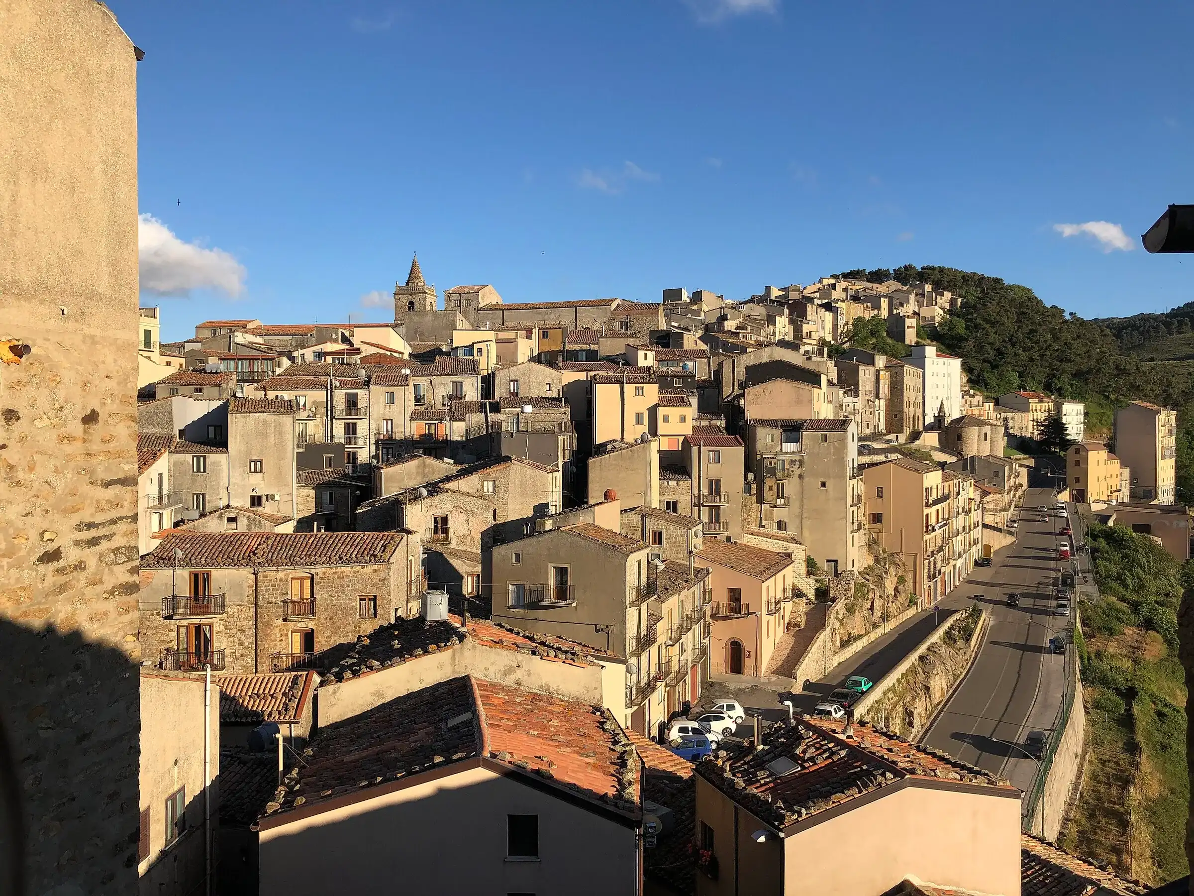 Le case di Geraci Siculo e la strada che attraversa il paese, viste dall’alto