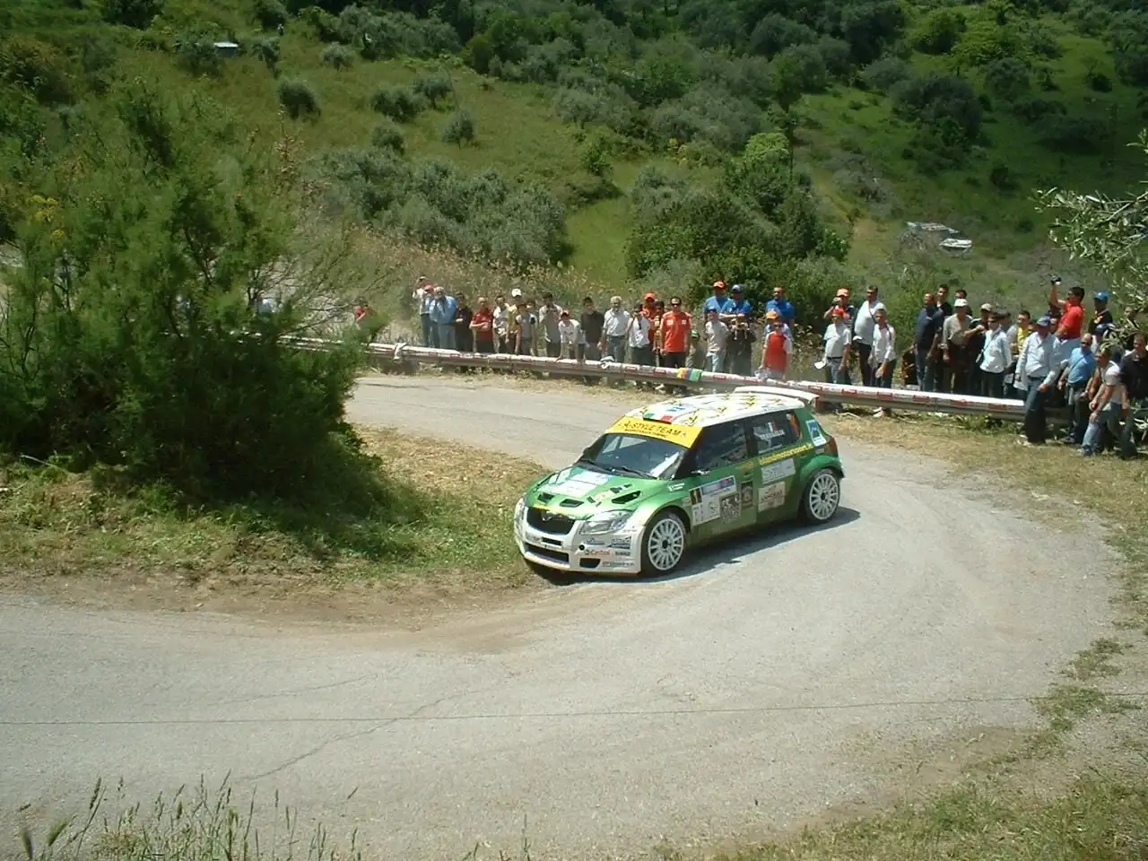 Una Škoda da rally in un tornante vicino a Sclafani Bagni durante la Targa Florio 2009, con il pubblico a bordo strada