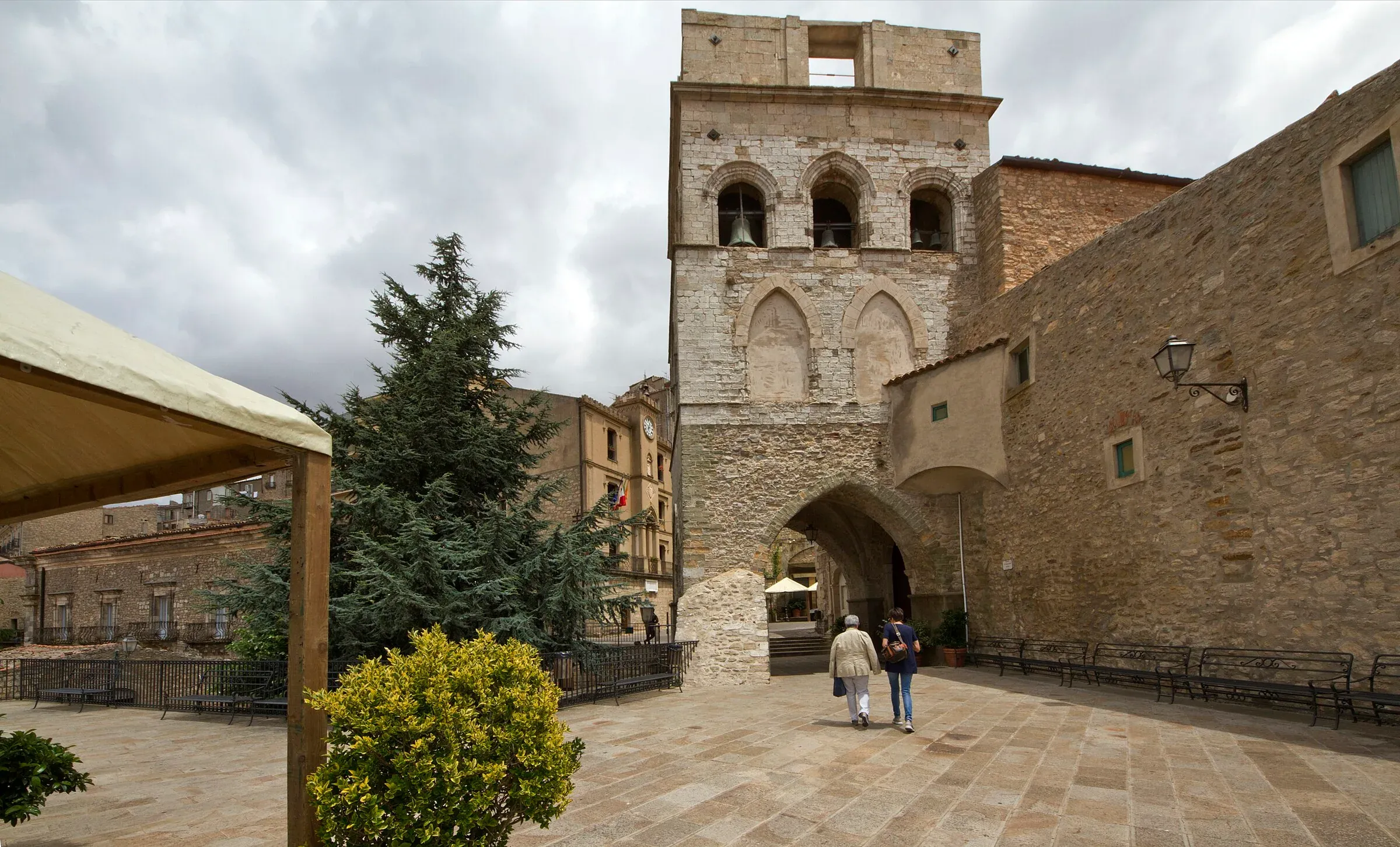 La Torre dei Ventimiglia in piazza del Popolo a Gangi, con il passaggio ad arco
