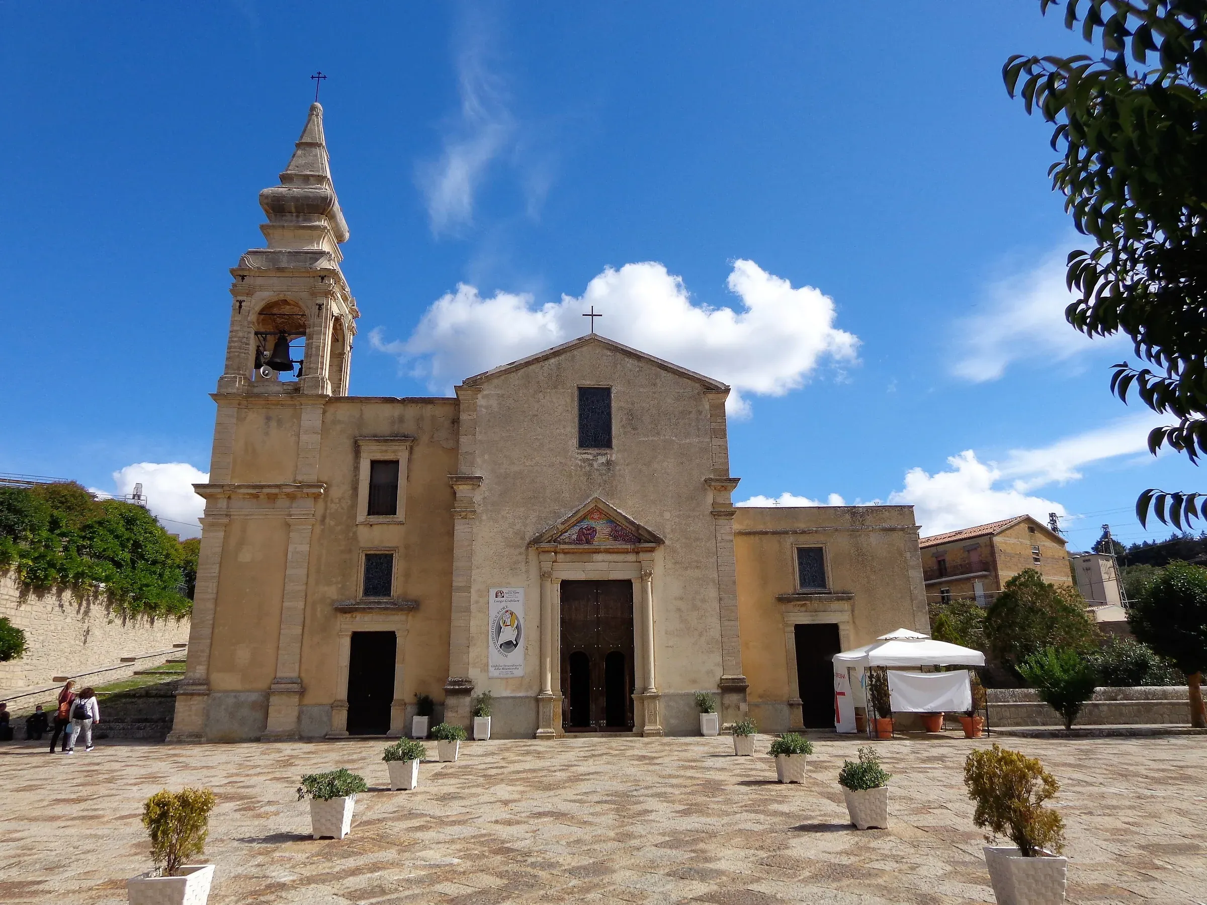 Il Santuario dello Spirito Santo a Gangi, con il campanile e la piazza lastricata dove arrivano le statue dei Miracula